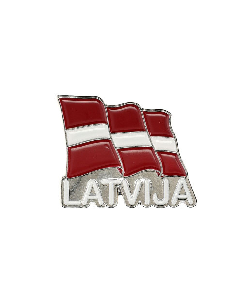 Piespraude ar Latvijas karogu